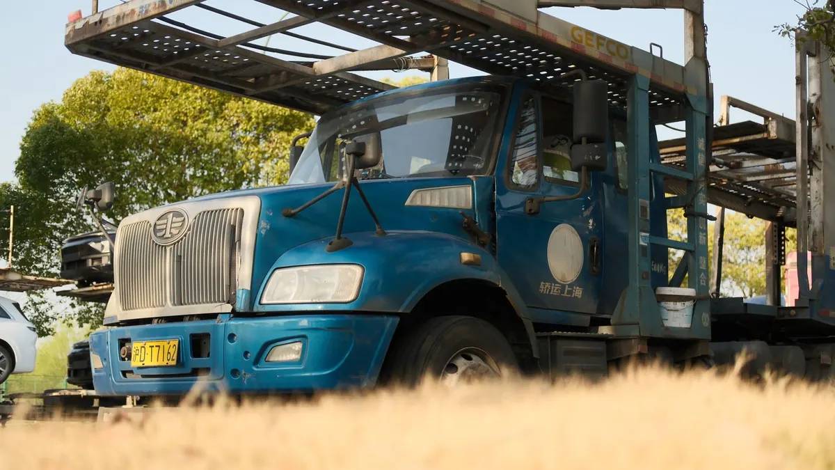Camion de transport de voitures garé